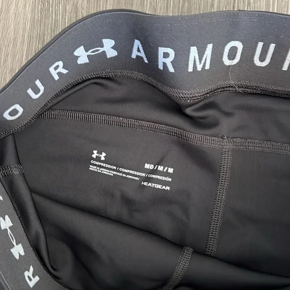 Under Armour Black and Gray Leggings, With Mathching Top. - Picture 5 of 8